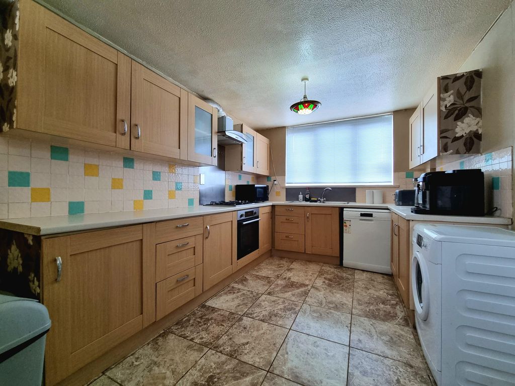 Property photo 2 of 10 Kitchen