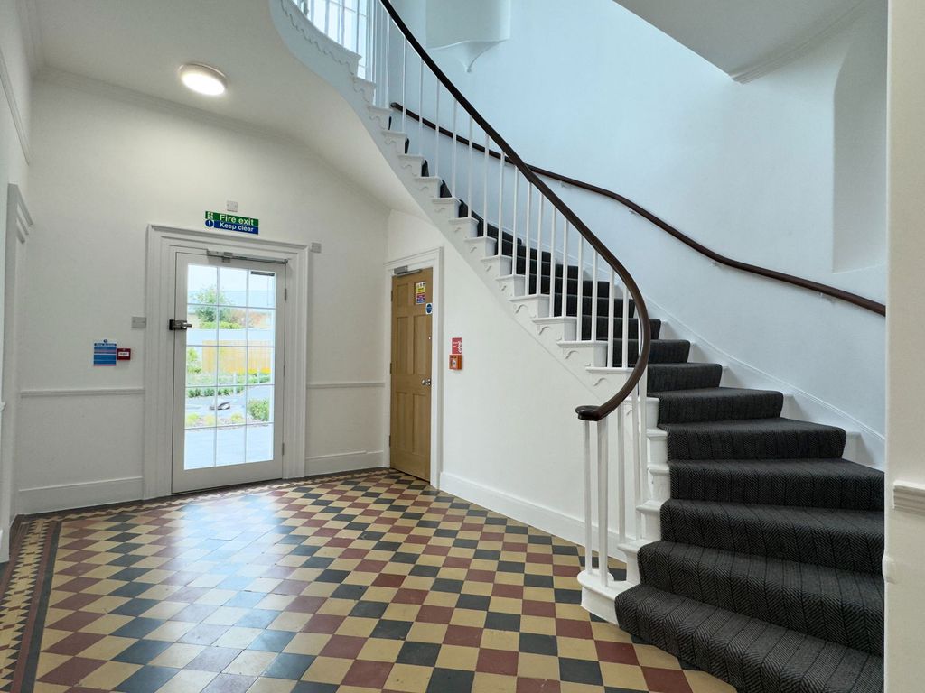 Property photo 2 of 27