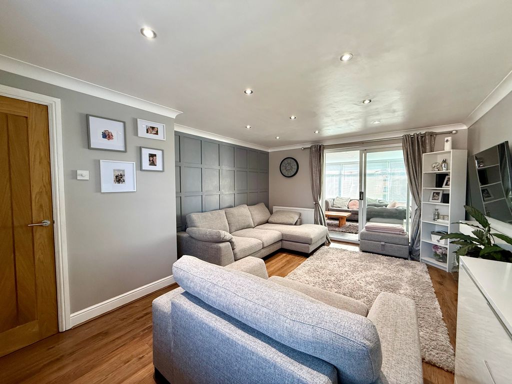Property photo 2 of 29 7 Welford Close Lounge 2