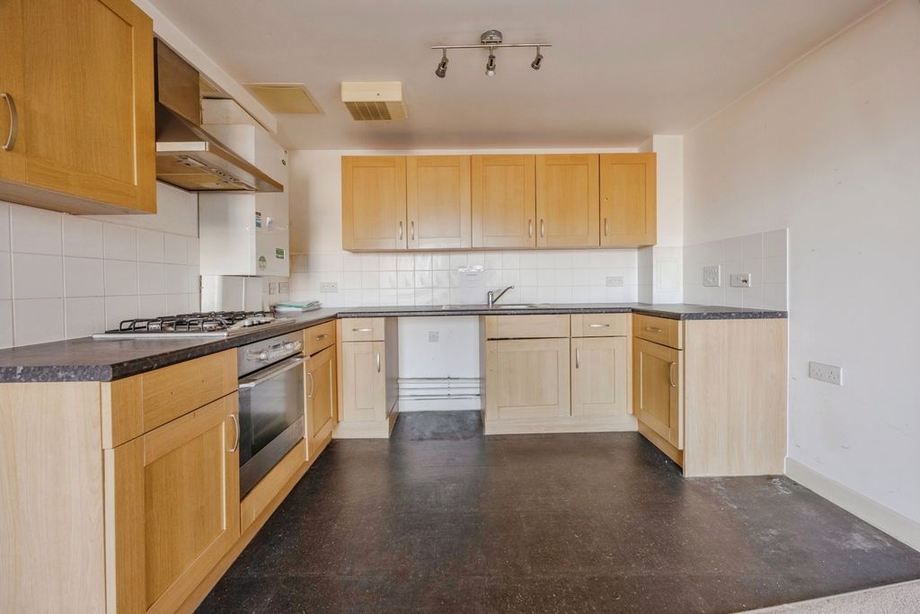 Property photo 3 of 10 Kitchen