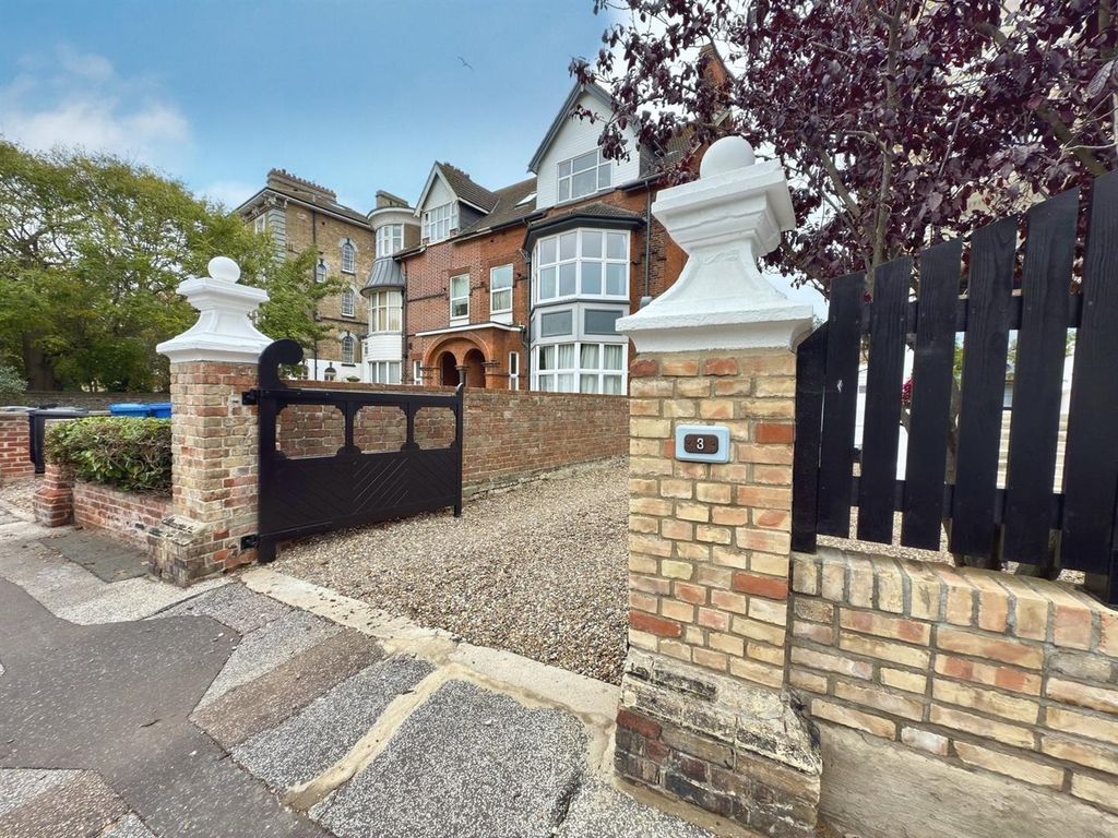 Property photo 2 of 6 Front Gates.Jpg