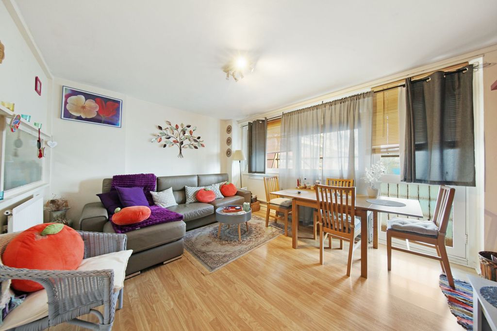 Property photo 3 of 10 Flat 9, Merrow Court - 0Zjeffvpnfqsc3Dvnhir