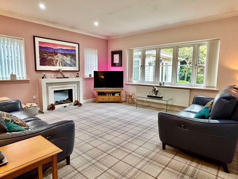 Property photo 3 of 21 Lounge