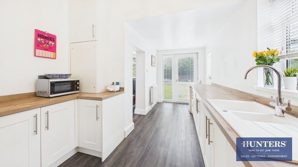 Property photo 3 of 17 Kitchen