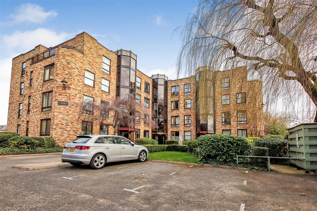 Property photo 1 of 17 Midsummer Court Hdr.Jpg