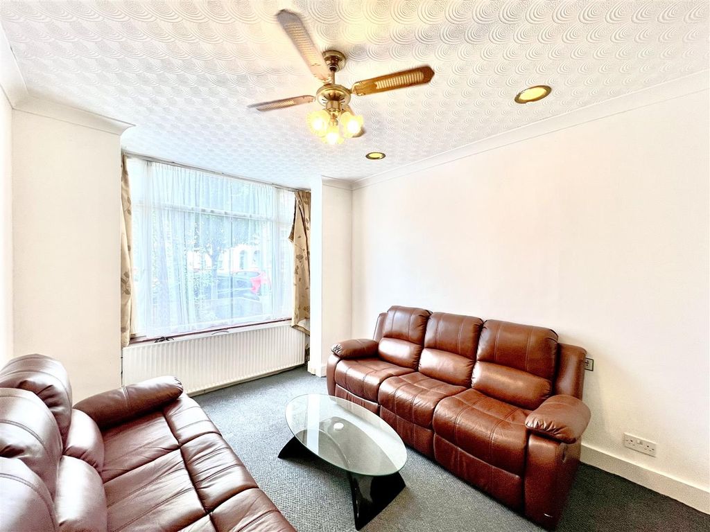 Property photo 1 of 12 Through Lounge