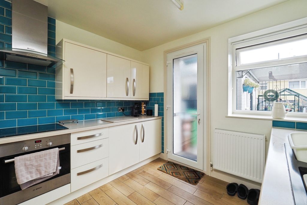 Property photo 2 of 22 Fitted Kitchen