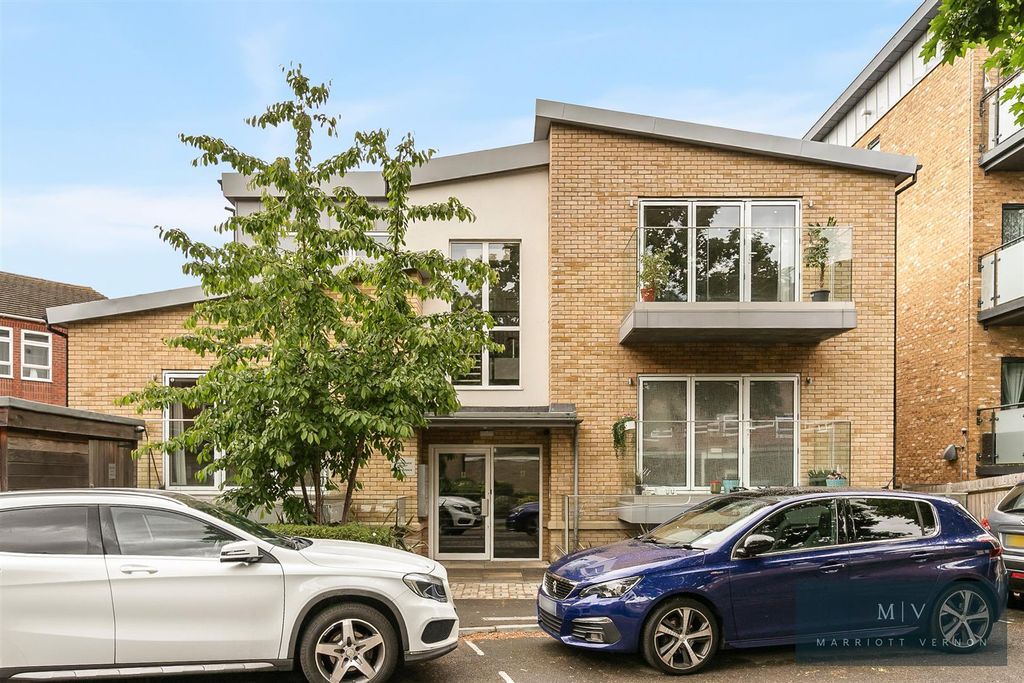 Property photo 1 of 16 Heronsgate Court F6 MV-16.Jpg