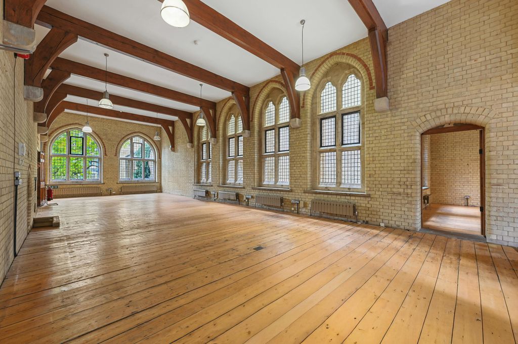 Property photo 3 of 11 Olbc66Leonardst8.Jpg