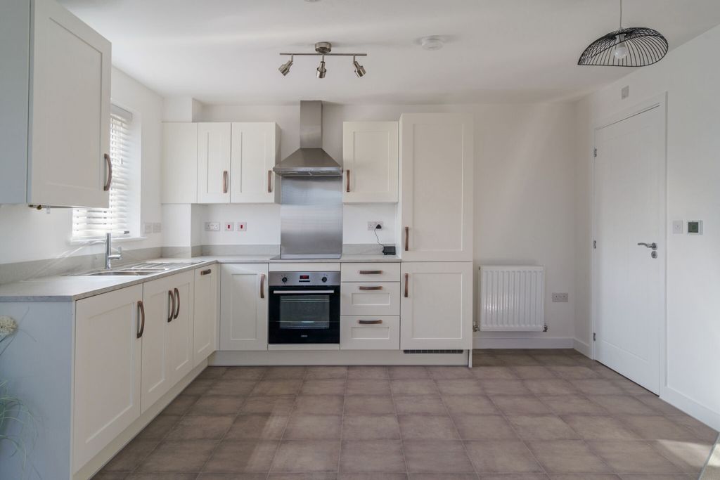 Property photo 3 of 9 63561_41 Avalon C...