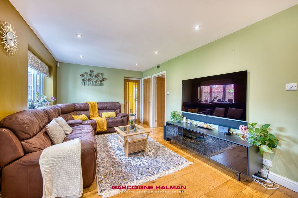 Property photo 2 of 30 Sitting Room