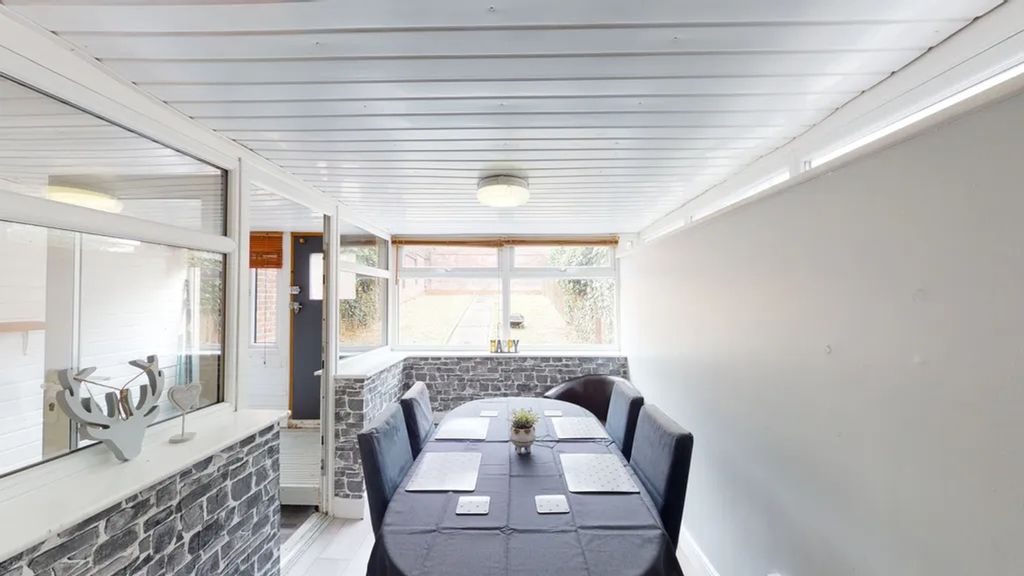 Property photo 3 of 10 A Spacious And Inviting Large Modern Living Room P...