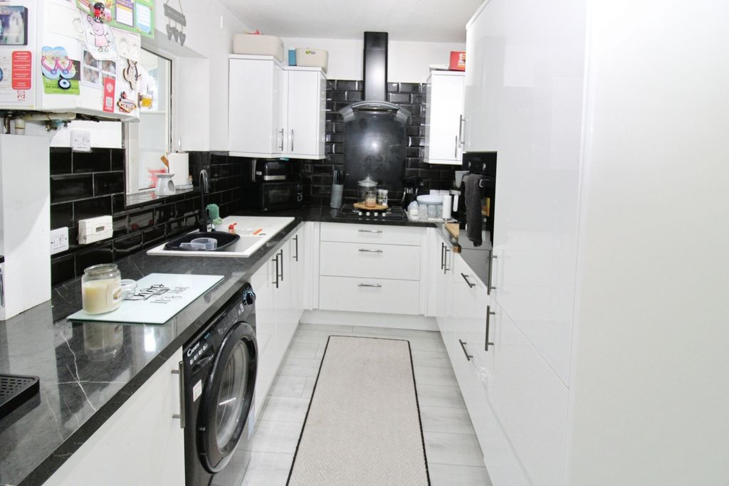 Property photo 3 of 11 Fitted Kitchen