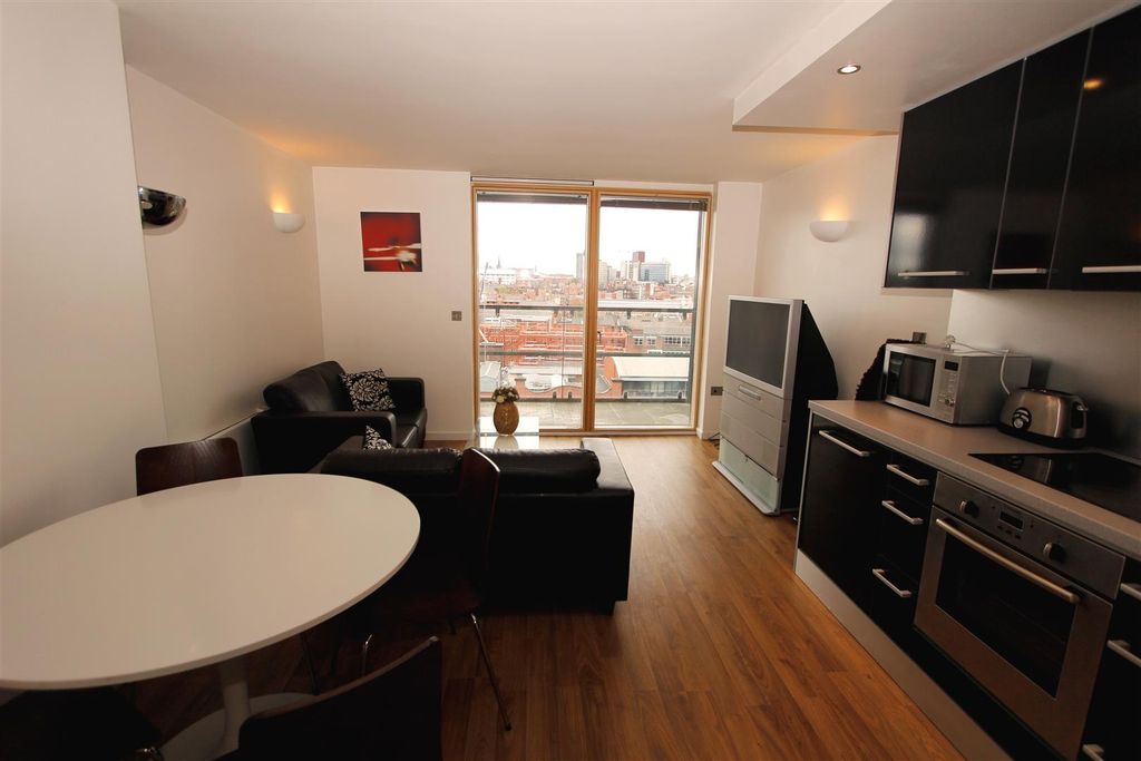 Property photo 3 of 10 Bright Open-Plan Living With Stunning City Views...