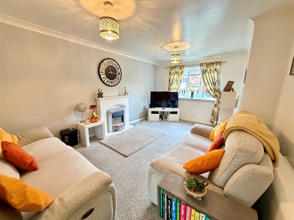 Property photo 2 of 26 Lounge 5.Jpg