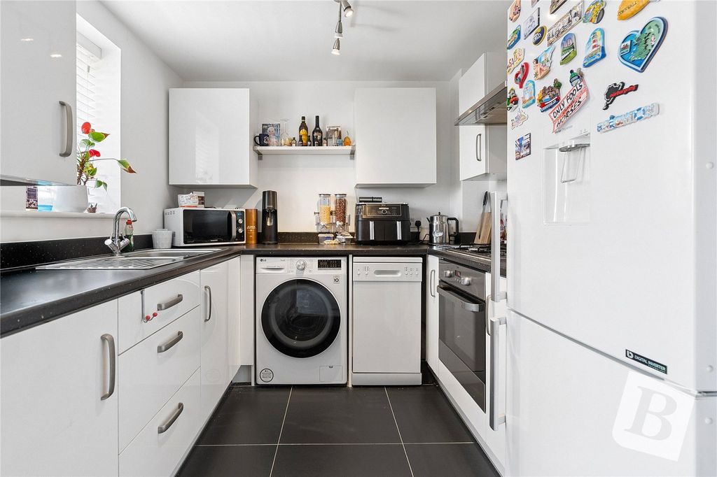 Property photo 3 of 9 Kitchen