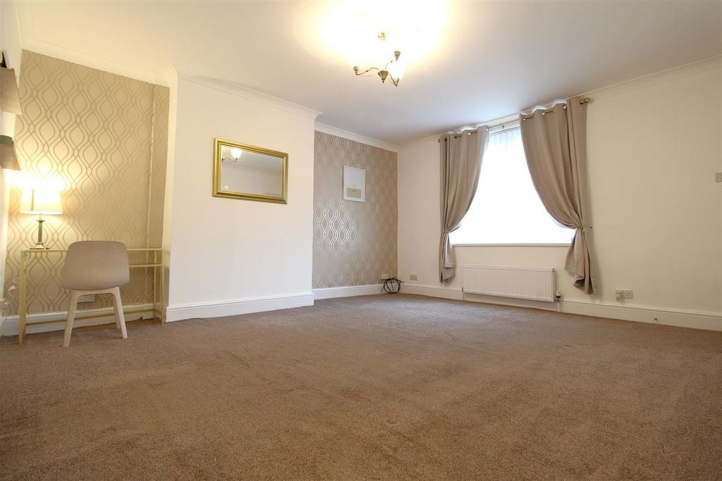 Property photo 3 of 14 Living Room