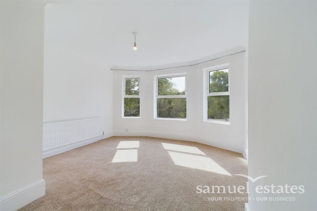 Property photo 1 of 10 Living Room