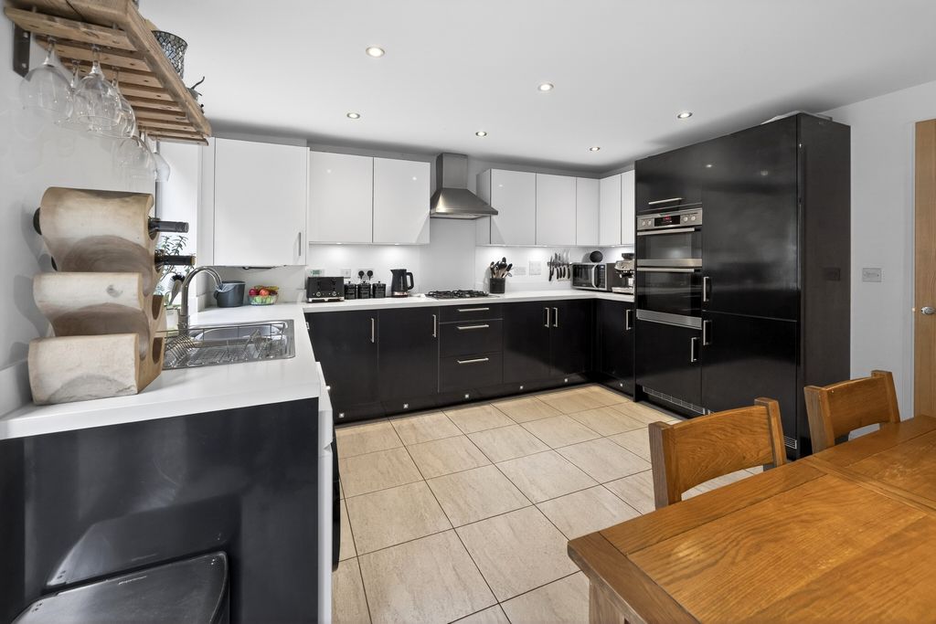 Property photo 3 of 17 Kitchen