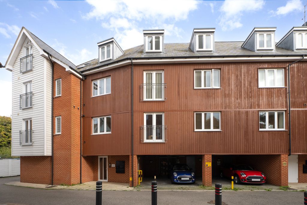 Property photo 2 of 17 Outside