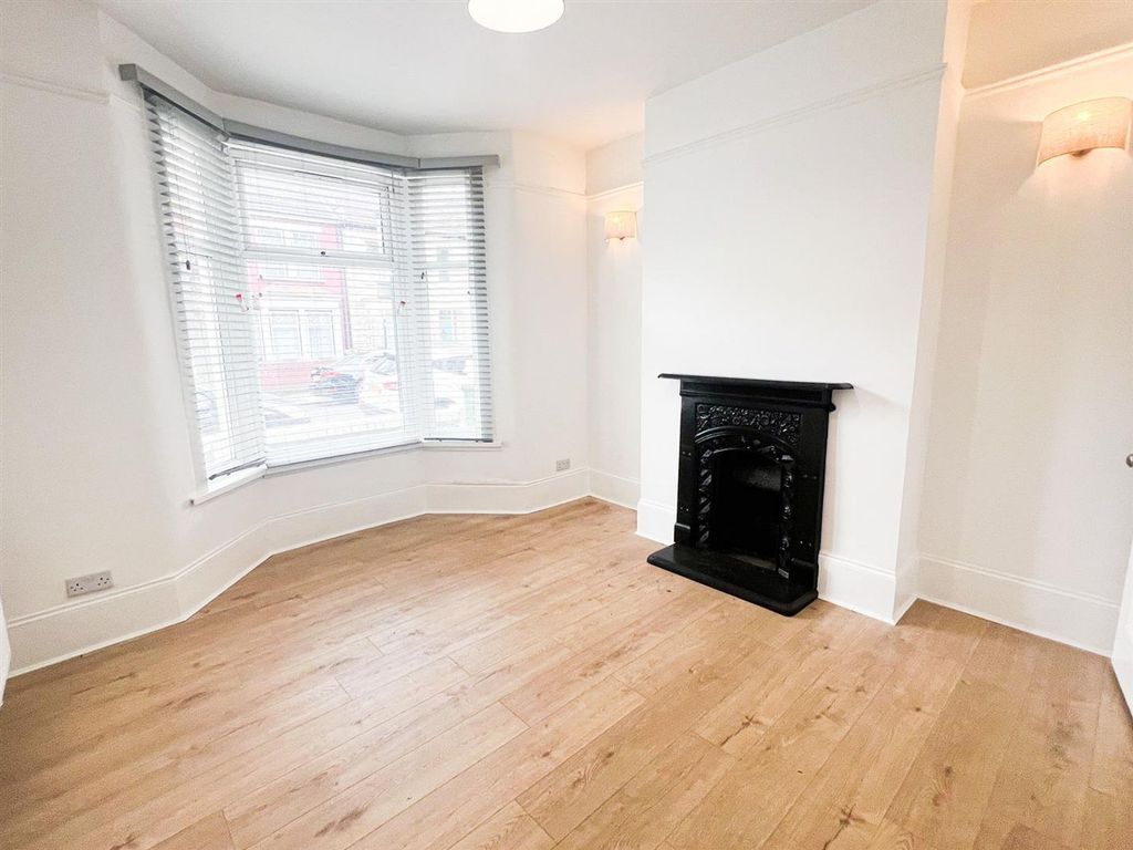 Property photo 2 of 13 Henderson Rd E7