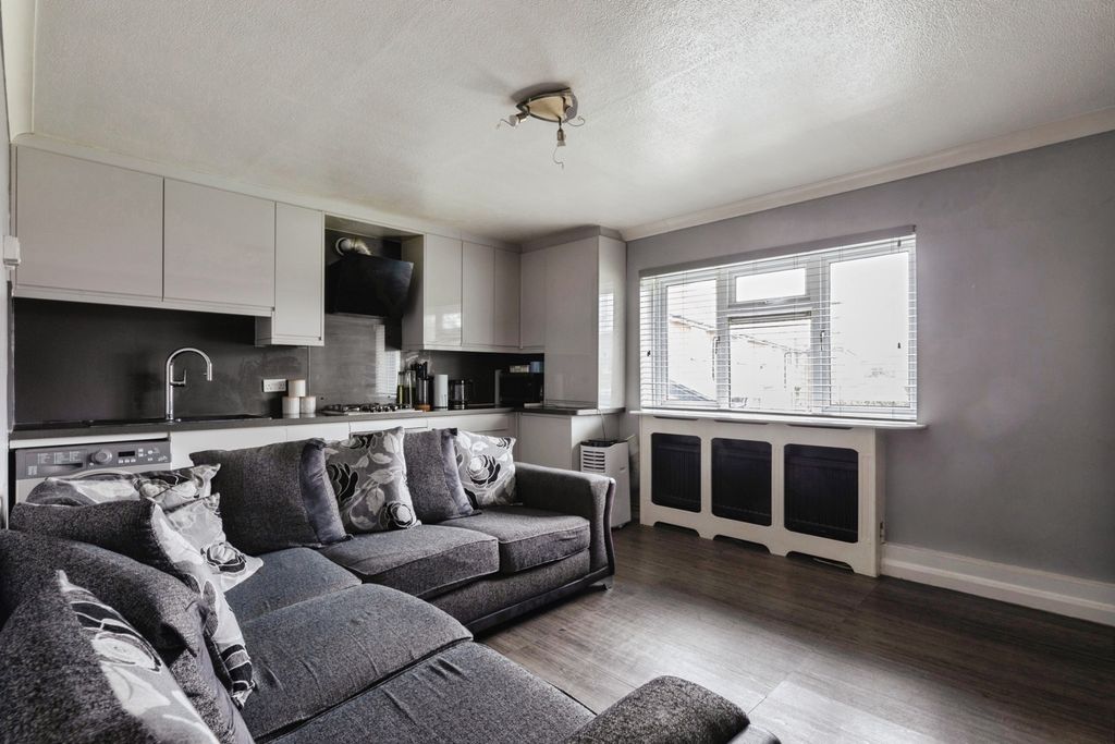 Property photo 3 of 21 Pbox-Img.Jpg