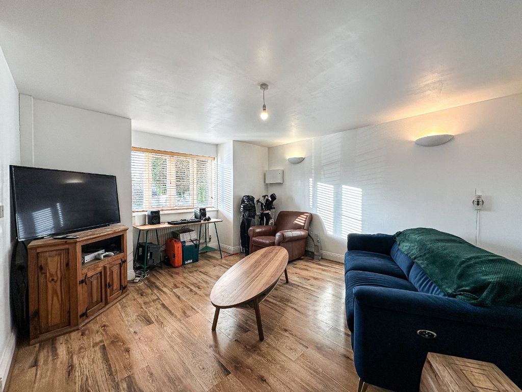 Property photo 3 of 9 4825038