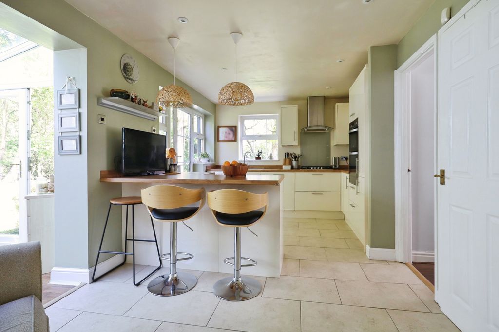 Property photo 3 of 24 Breakfast Kitchen
