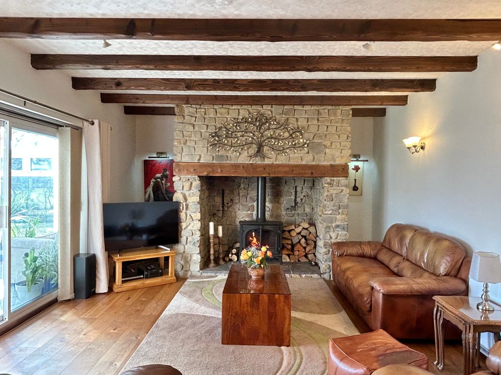 Property photo 2 of 32 Sitting Room
