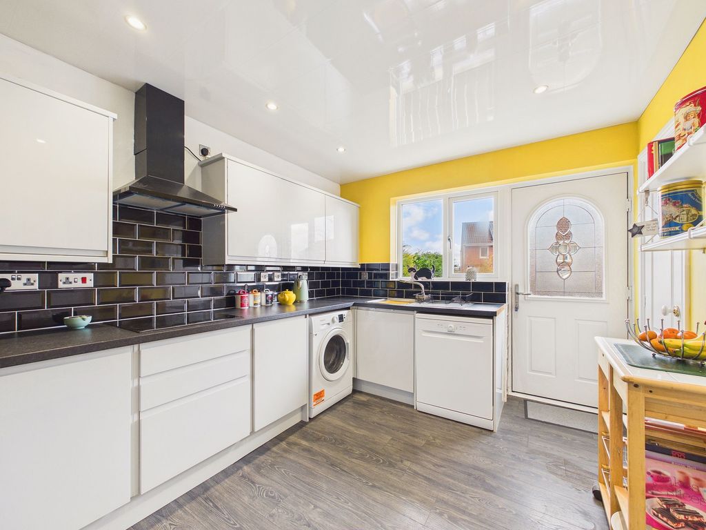 Property photo 3 of 10 Kitchen