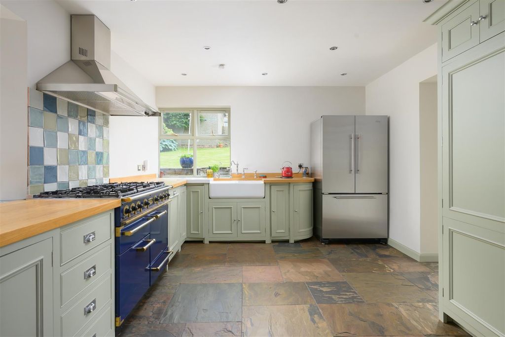 Property photo 3 of 60 137Glasgowrd-0024.Jpg
