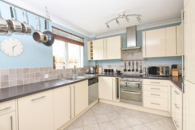 Property photo 3 of 10 Kitchen