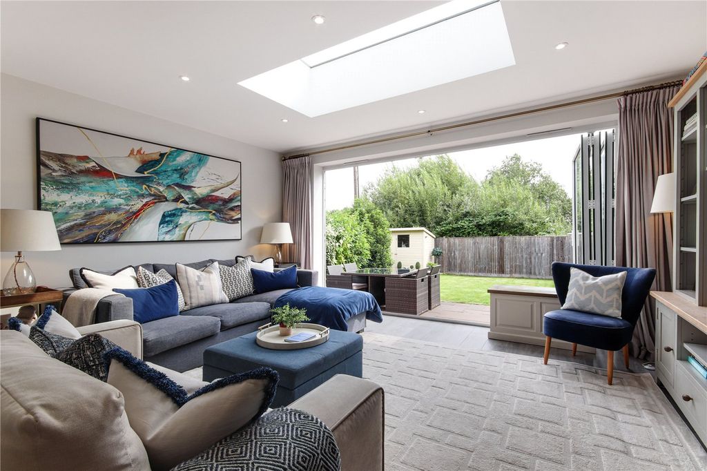 Property photo 2 of 16 Lounge