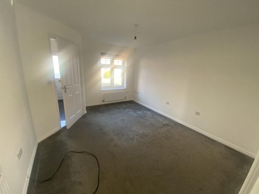 Property photo 3 of 11 Living Room