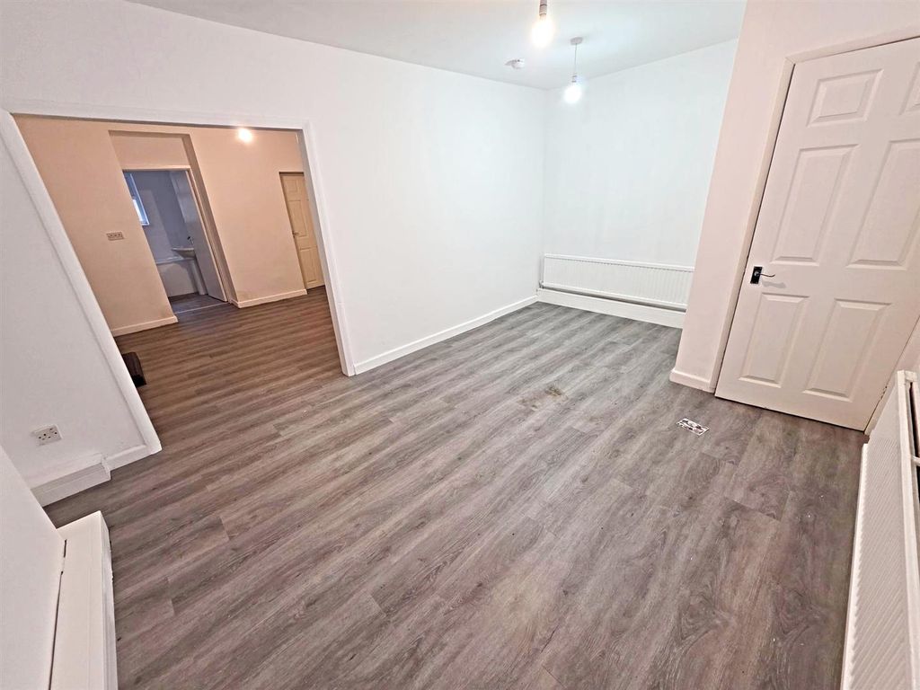 Property photo 2 of 12 Lounge