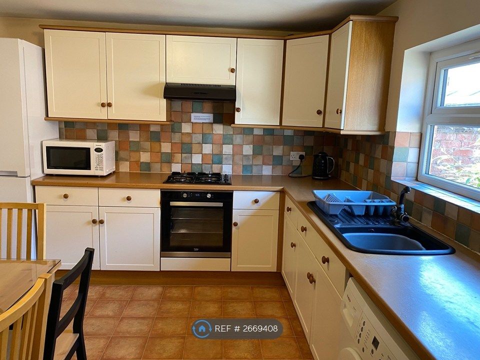 Property photo 3 of 11 Kitchen