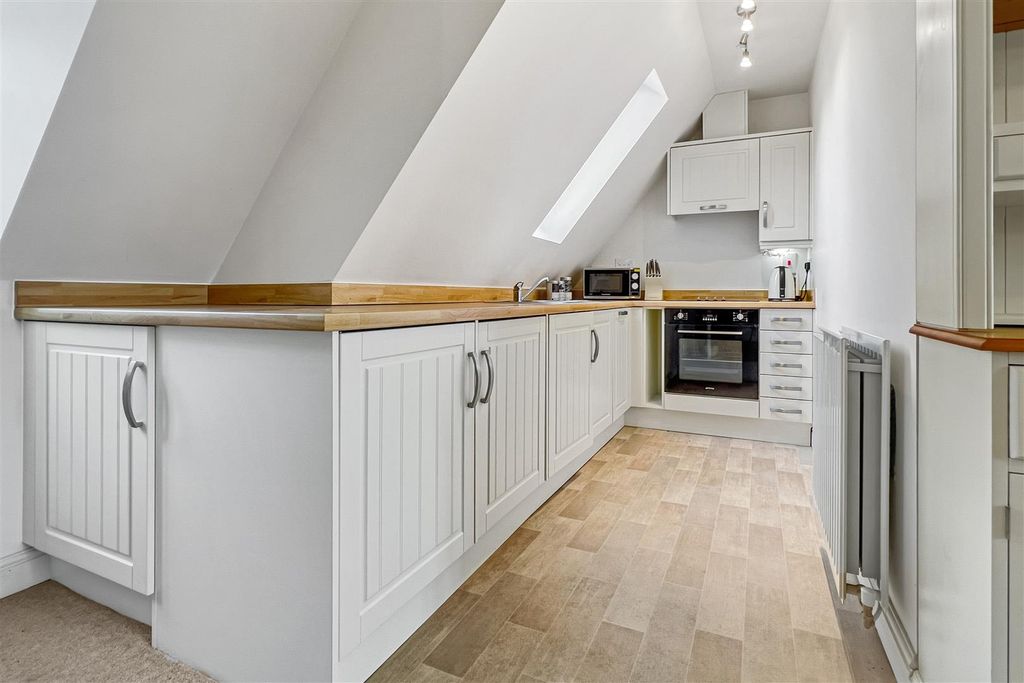 Property photo 3 of 10 Kitchen