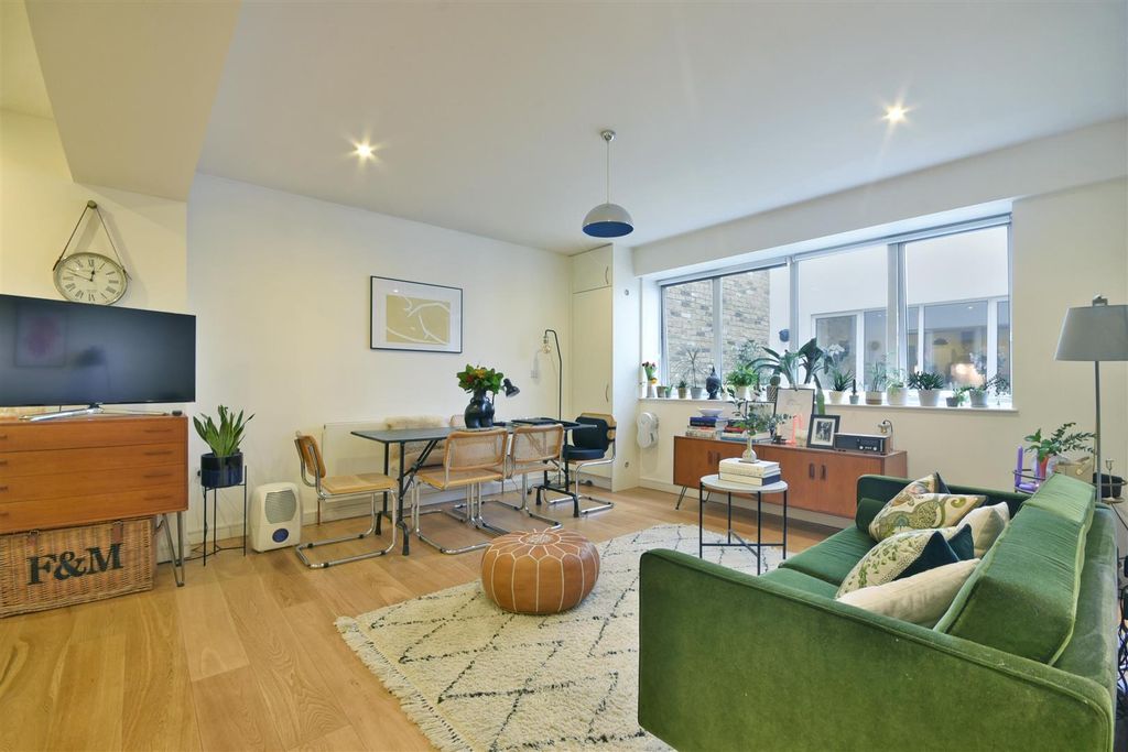 Property photo 2 of 10 L.Jpg