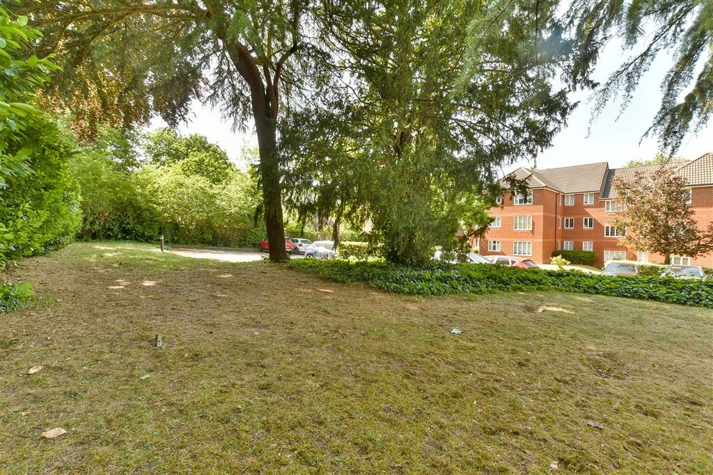 Property photo 2 of 11 Communal Gardens