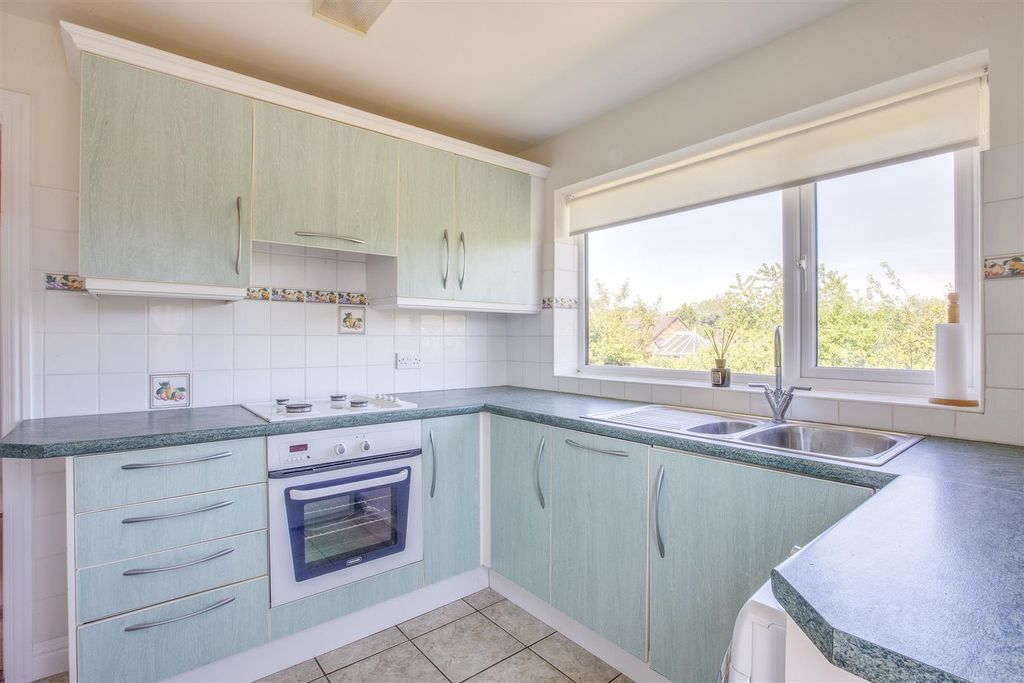 Property photo 3 of 12 1 Georges Hill, Hp15 6Be-7.Jpg