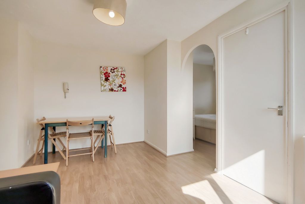 Property photo 3 of 10 Studio