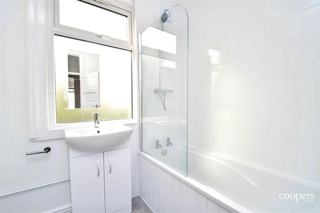 Property photo 3 of 8 Bathroom