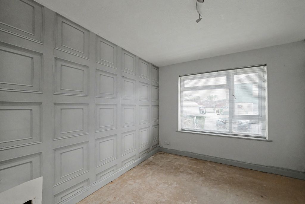 Property photo 2 of 21 2 The Willows, Beaconsfield Road, Littlehampton, West Sussex, Bn17 6Ll