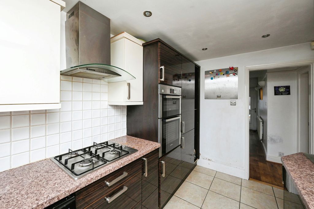 Property photo 3 of 17 Kitchen