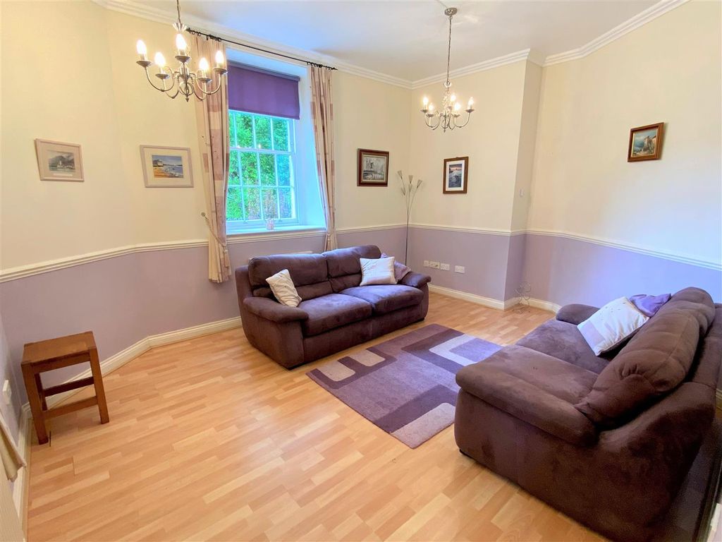 Property photo 2 of 8 4 Retreat Court Lounge