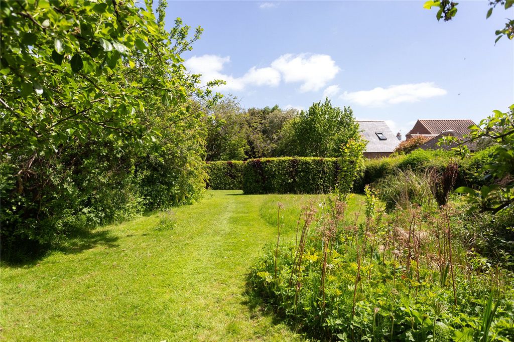 Property photo 2 of 27 Garden