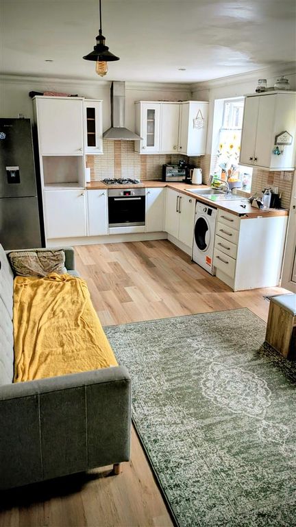 Property photo 3 of 7 Kitchen