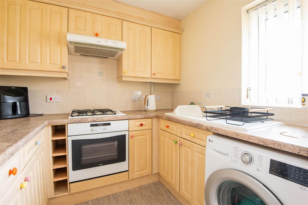 Property photo 3 of 11 Kitchen