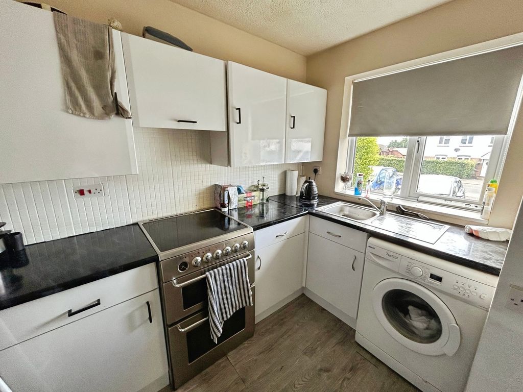 Property photo 3 of 10 Kitchen