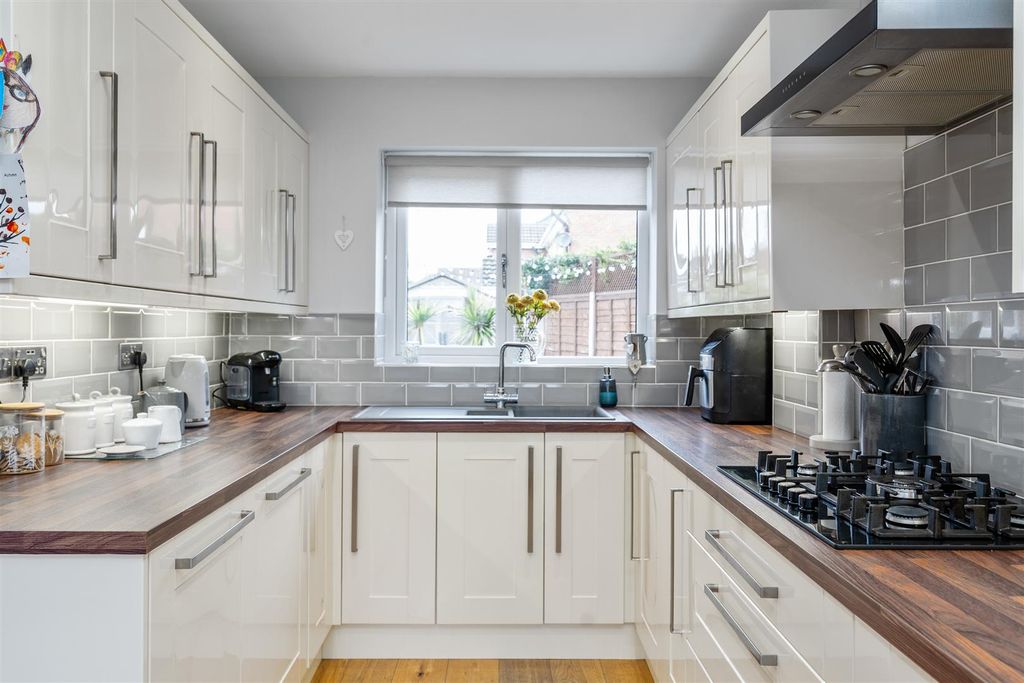 Property photo 3 of 23 16 Oxford Drive_49.Jpg